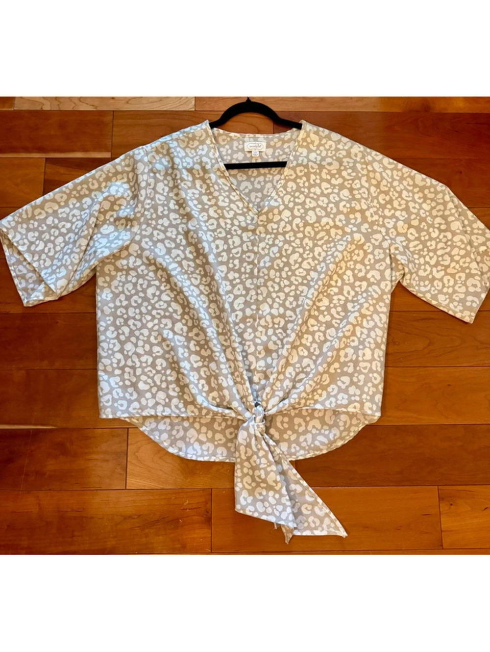 Mudpie women’s cheetah print blouse tan & white size S/M